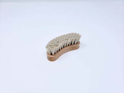 Legends Bright White Synthetic Bright Dawn Goat Hair Crescent Face Brush