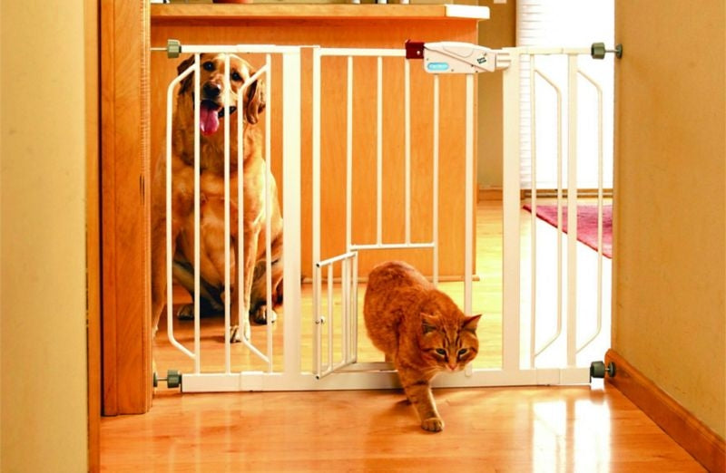 Carlson Ex W Walk-Thru Gate with Pet Door 29-44in Wht