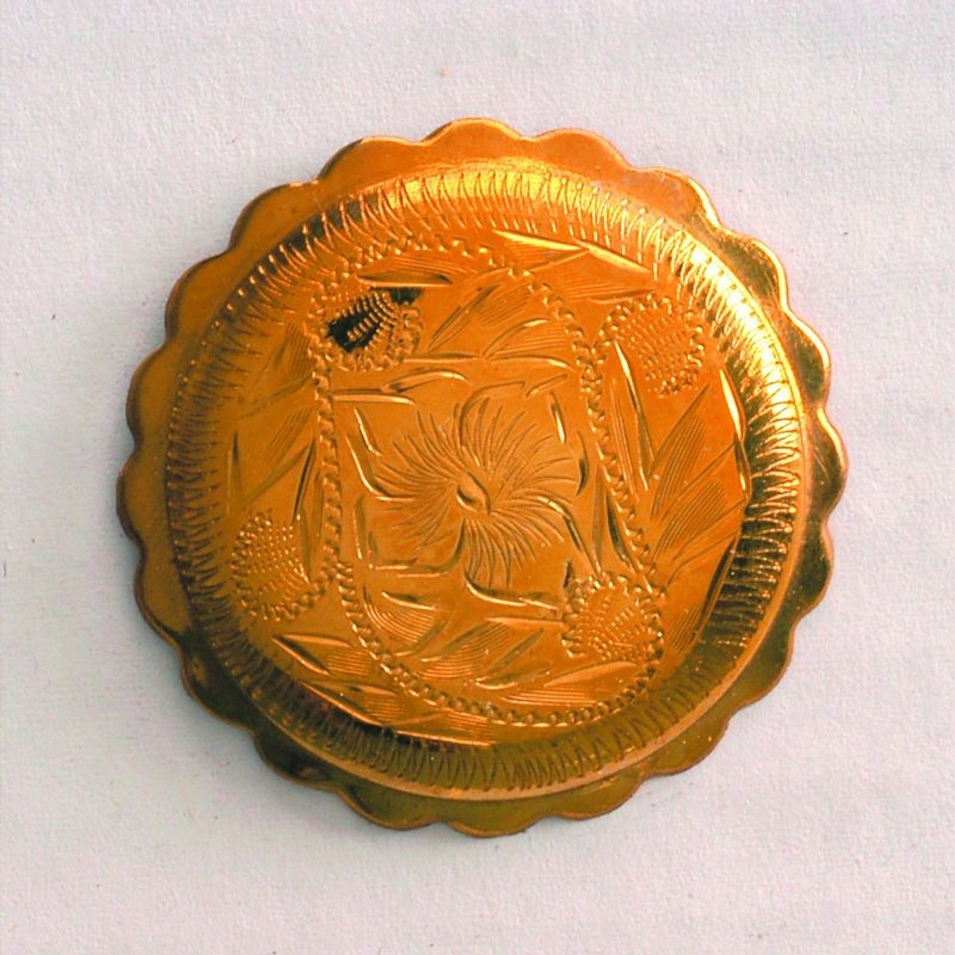 Engraved Brass Scallop Edge Rosette 1.5 Brn